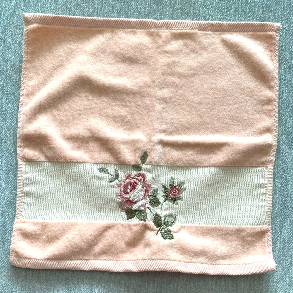 NWOT VTG Shabby Chic Pink Cotton Washcloth with Embroidered Roses at One End